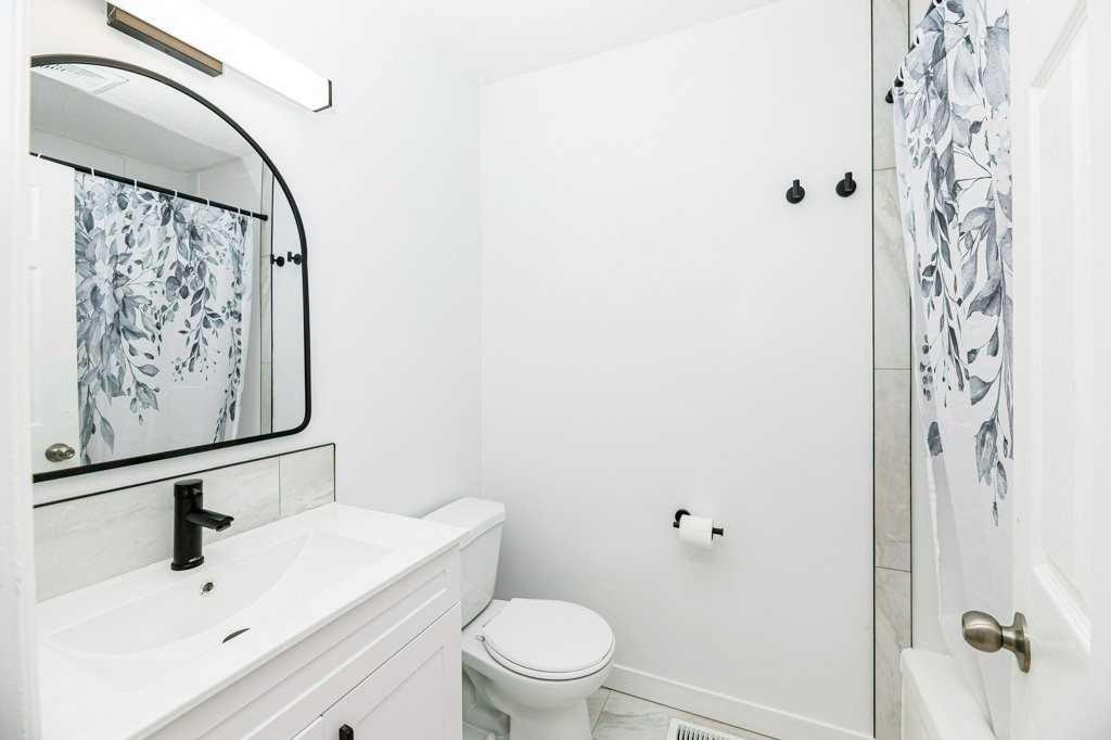 14 Eagle Road, Lacombe, AB - Indoor Photo Showing Bathroom