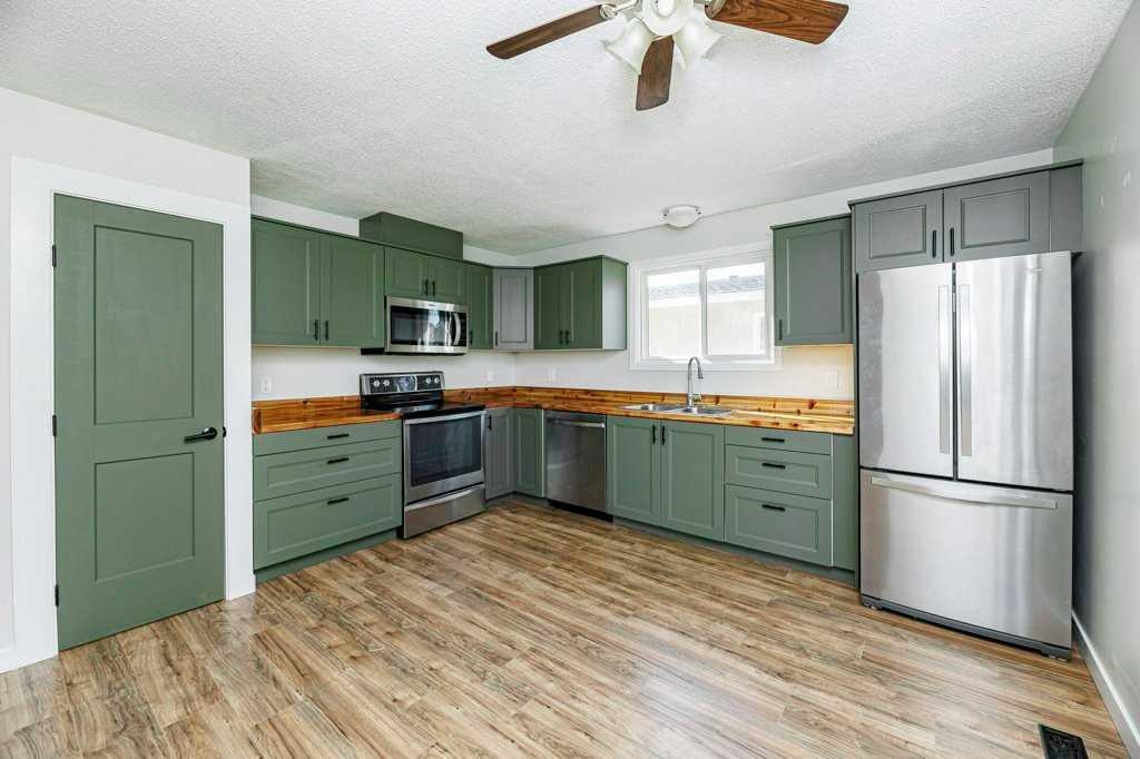 14 Eagle Road, Lacombe, AB - Indoor Photo Showing Kitchen With Double Sink