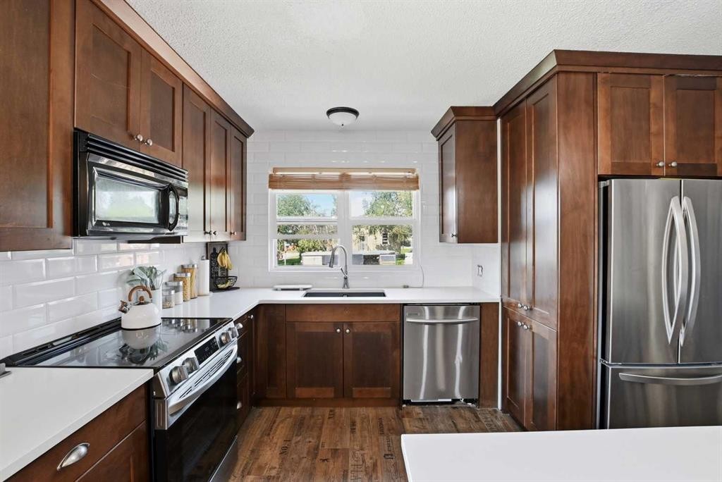 4803 47 Street, Rocky Mountain House, AB - Indoor Photo Showing Kitchen With Upgraded Kitchen