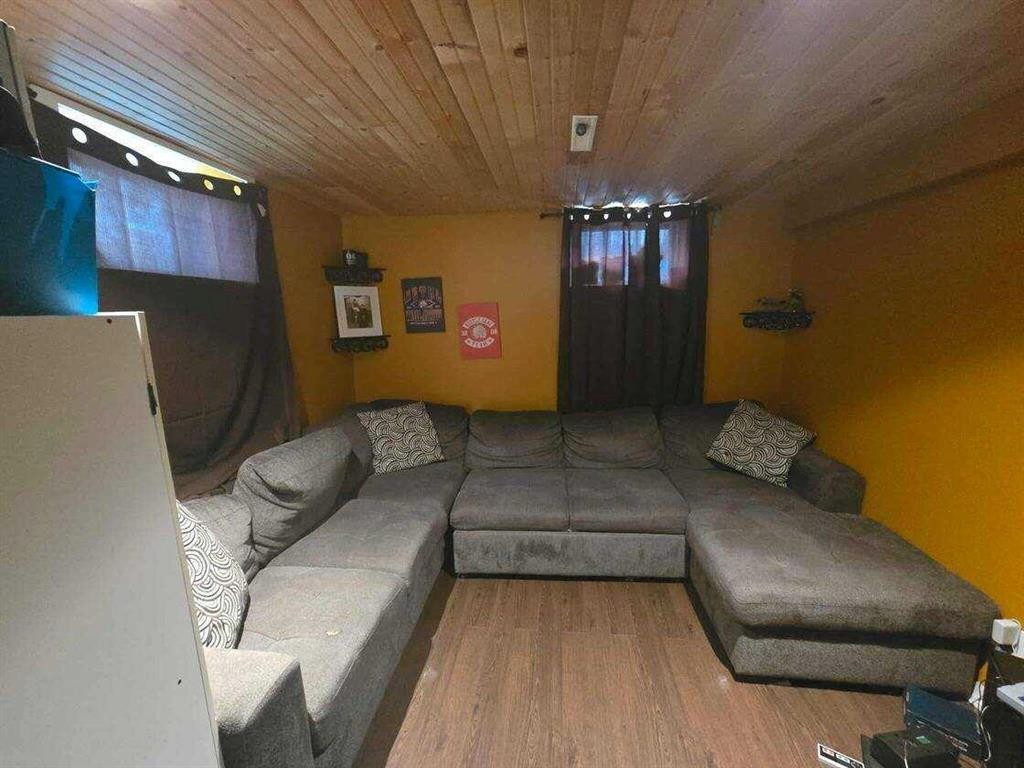 4817 40 Street, Lloydminster, SK - Indoor Photo Showing Living Room