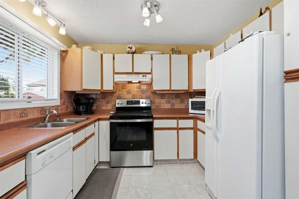 5616 45Th Street, Innisfail, AB - Indoor Photo Showing Kitchen With Double Sink