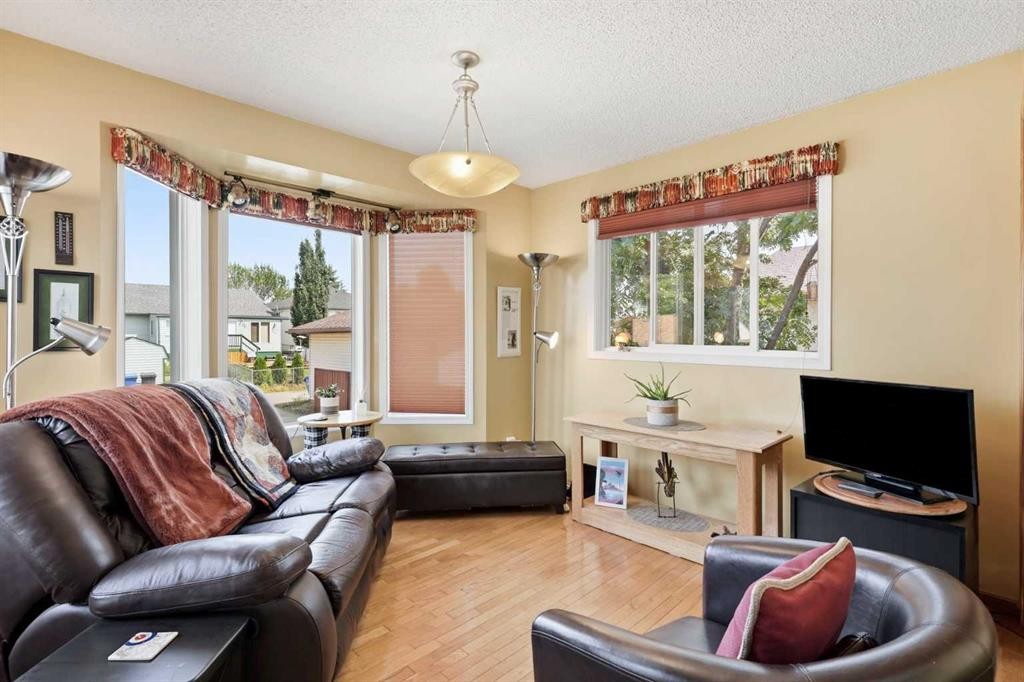 5616 45Th Street, Innisfail, AB - Indoor Photo Showing Living Room