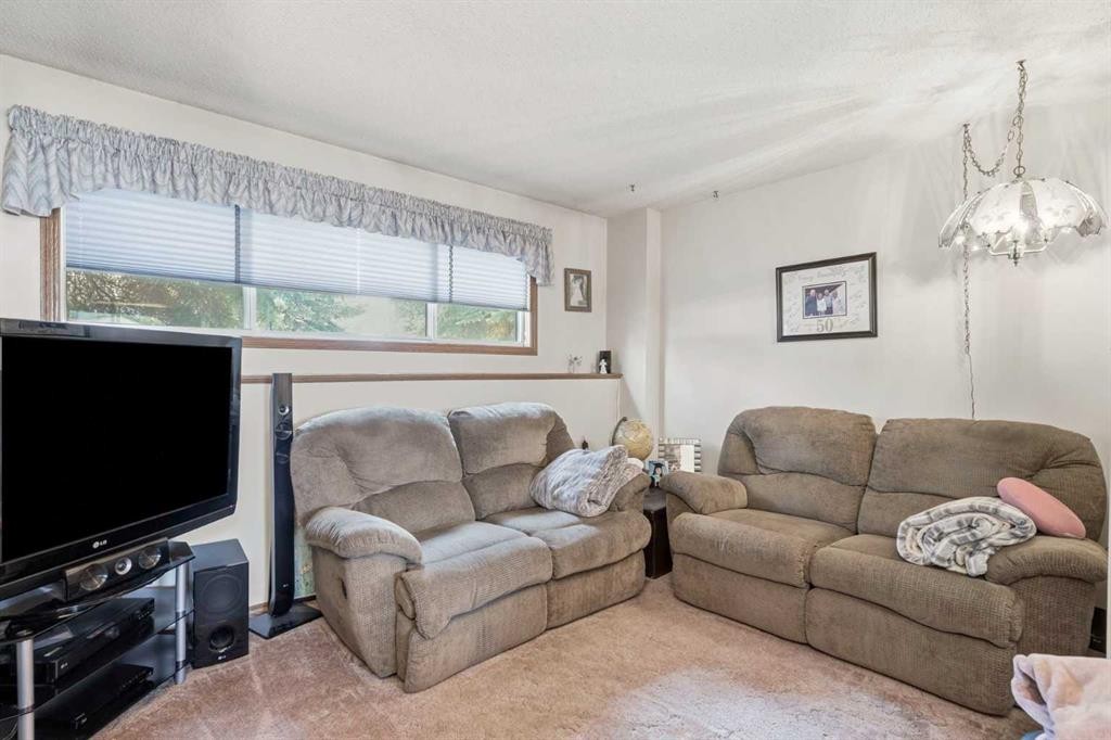 5616 45Th Street, Innisfail, AB - Indoor Photo Showing Living Room