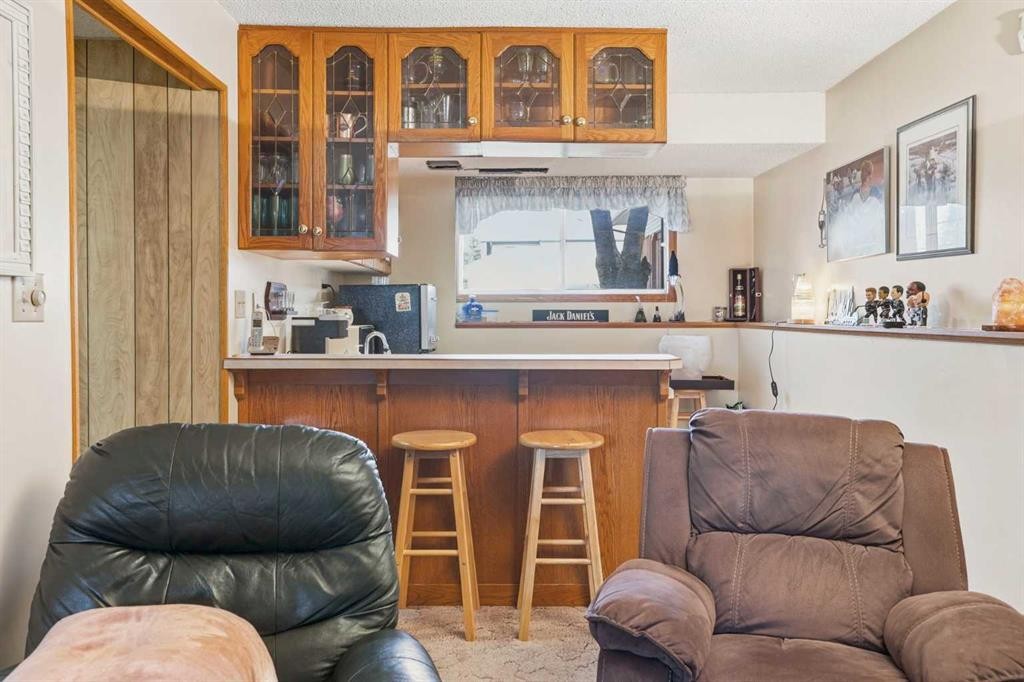 5616 45Th Street, Innisfail, AB - Indoor Photo Showing Living Room