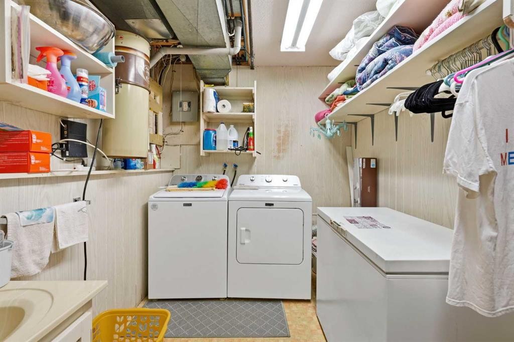 5616 45Th Street, Innisfail, AB - Indoor Photo Showing Laundry Room