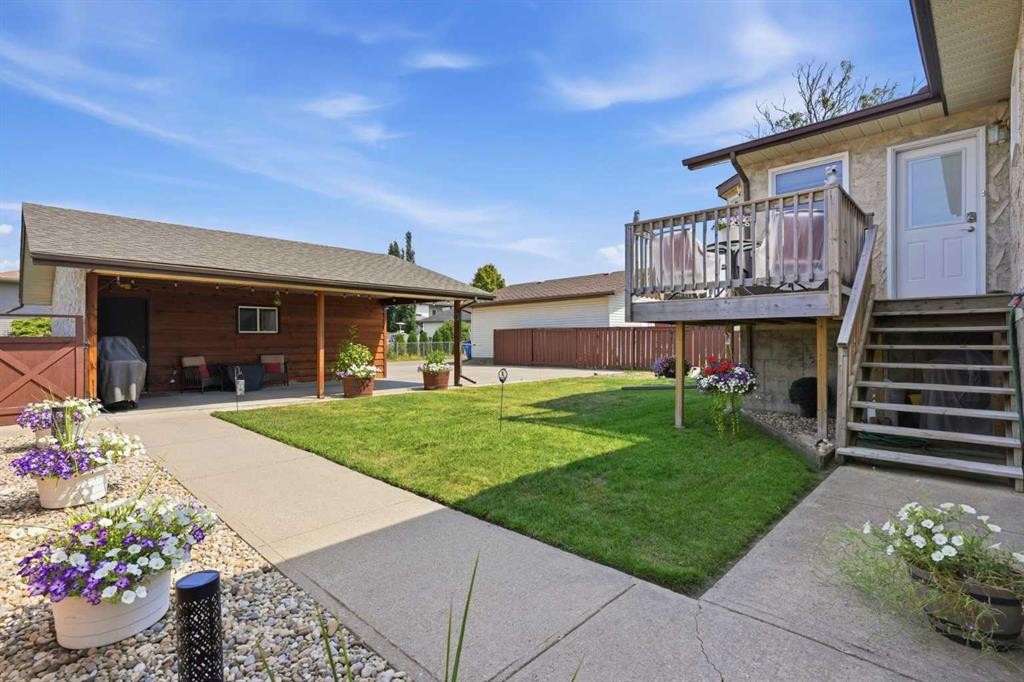 5616 45Th Street, Innisfail, AB - Outdoor With Deck Patio Veranda