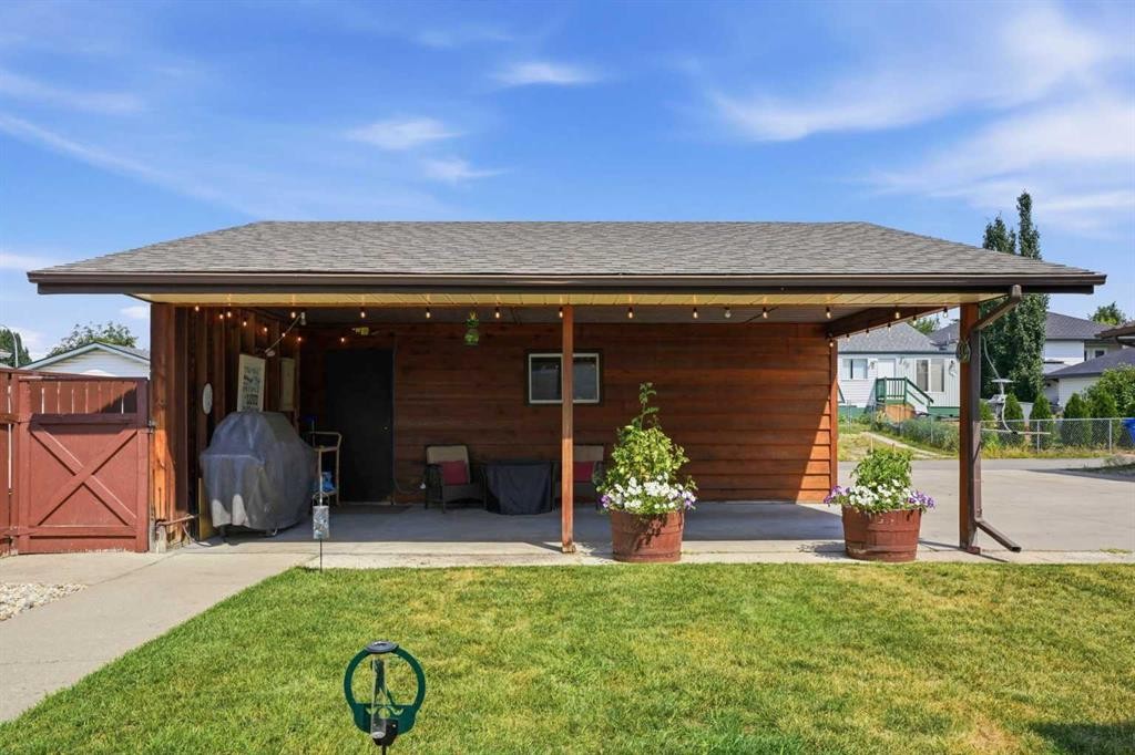 5616 45Th Street, Innisfail, AB - Outdoor With Deck Patio Veranda