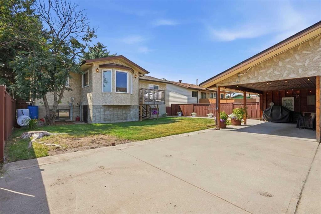 5616 45Th Street, Innisfail, AB - Outdoor
