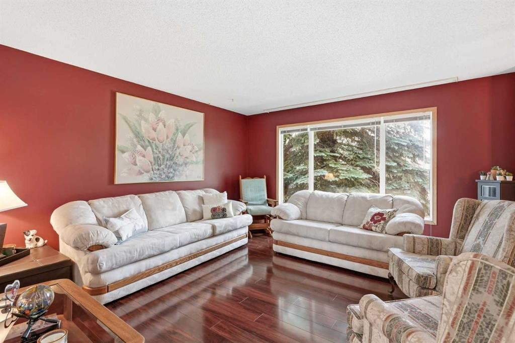 5616 45Th Street, Innisfail, AB - Indoor Photo Showing Living Room