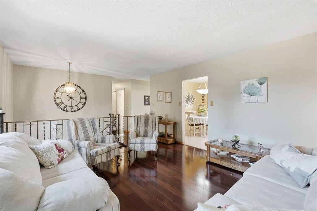 5616 45Th Street, Innisfail, AB - Indoor Photo Showing Living Room