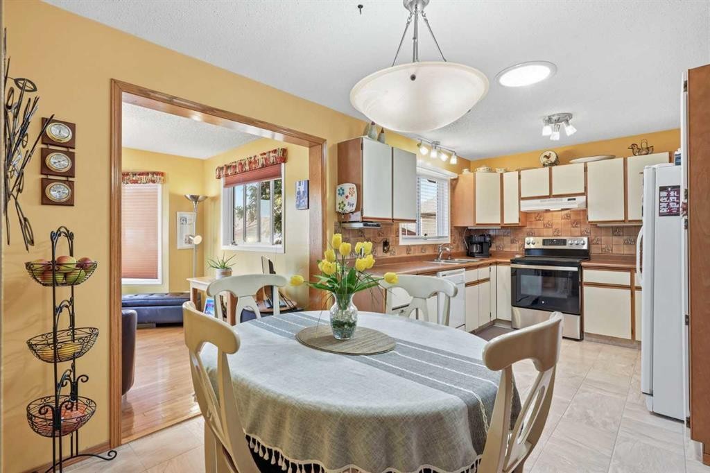 5616 45Th Street, Innisfail, AB - Indoor Photo Showing Dining Room