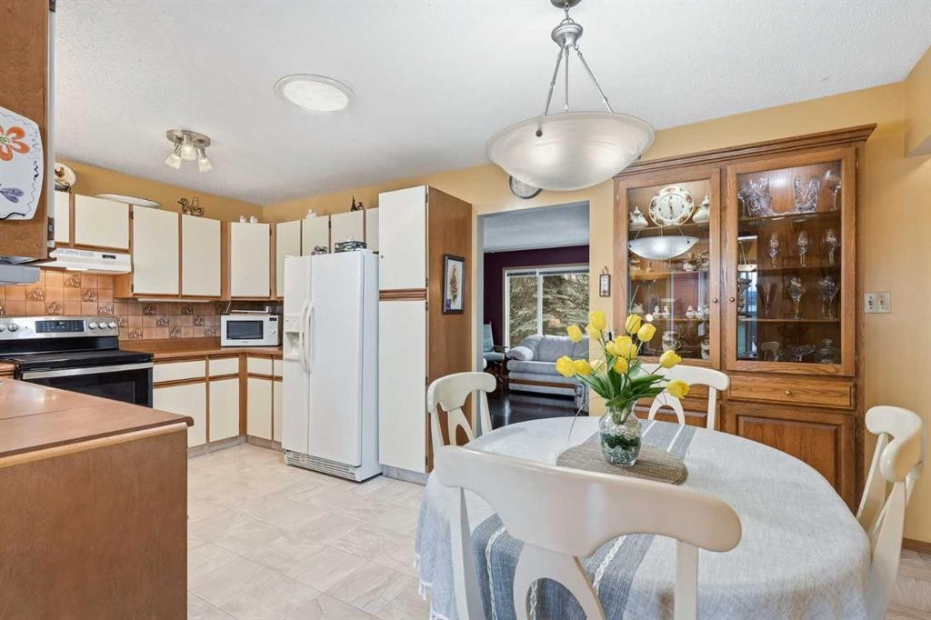 5616 45Th Street, Innisfail, AB - Indoor Photo Showing Dining Room
