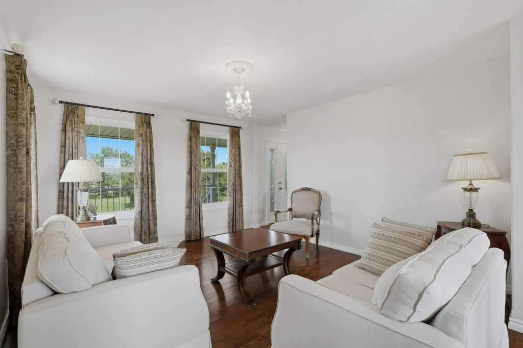 430057 Range Road 22, Rural Ponoka County, AB - Indoor Photo Showing Living Room