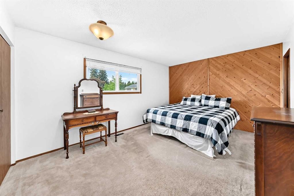 3 43 Avenue Close, Lacombe, AB - Indoor Photo Showing Bedroom