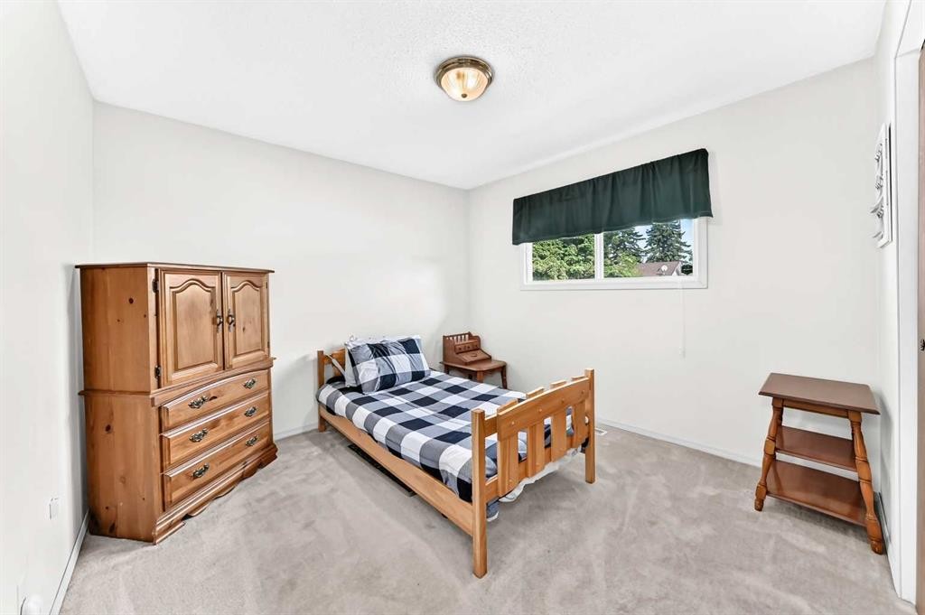 3 43 Avenue Close, Lacombe, AB - Indoor Photo Showing Bedroom