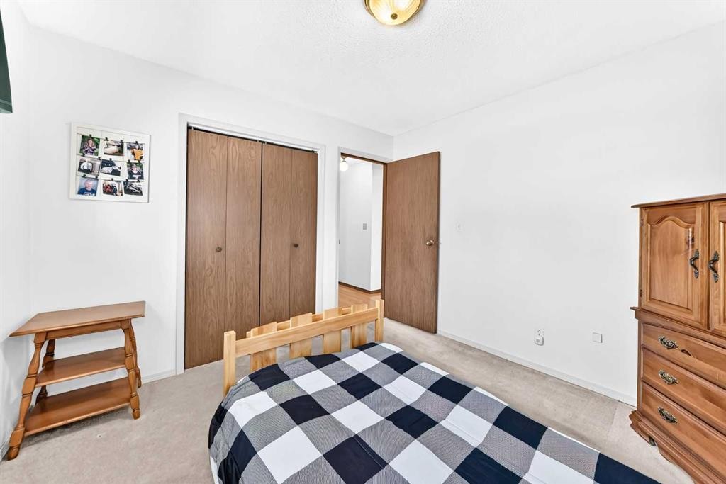 3 43 Avenue Close, Lacombe, AB - Indoor Photo Showing Bedroom