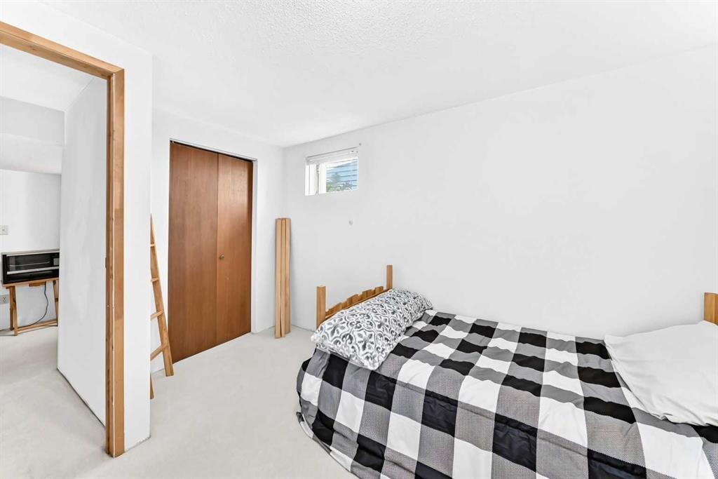 3 43 Avenue Close, Lacombe, AB - Indoor Photo Showing Bedroom