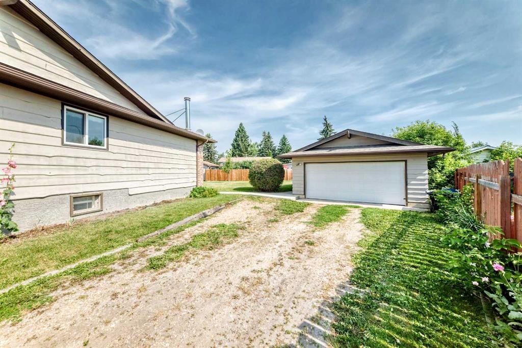 3 43 Avenue Close, Lacombe, AB - Outdoor With Exterior