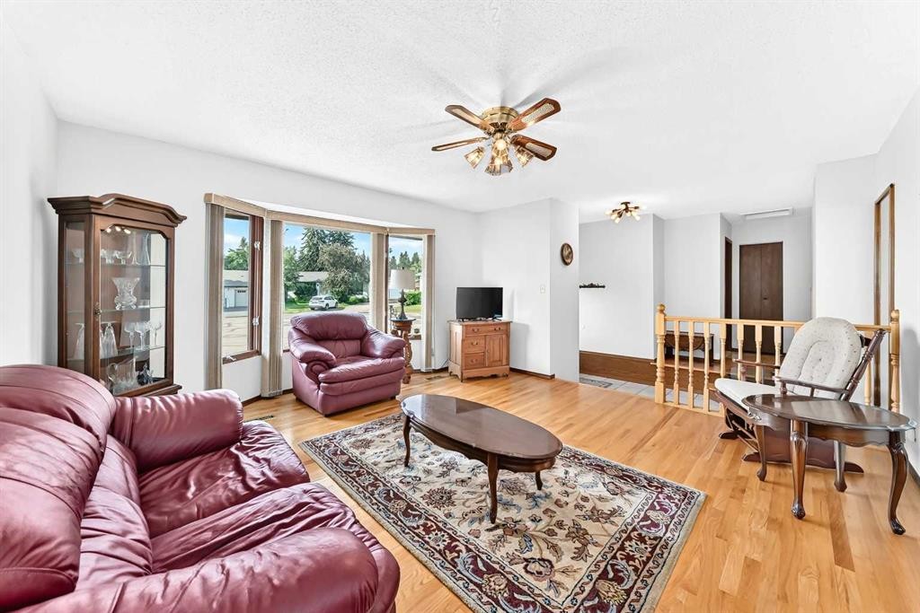 3 43 Avenue Close, Lacombe, AB - Indoor Photo Showing Living Room
