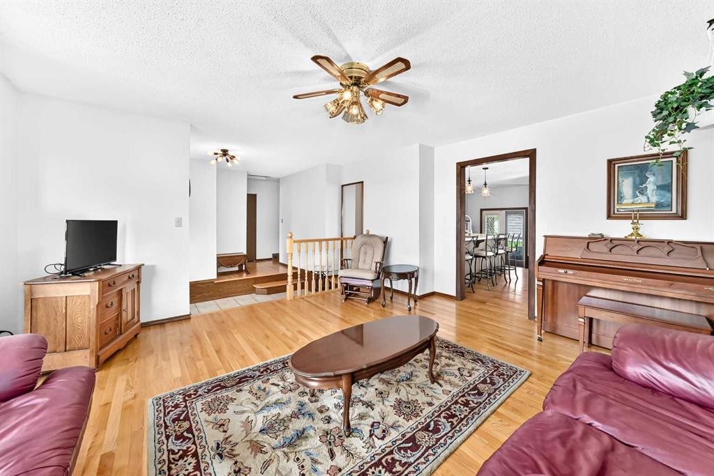 3 43 Avenue Close, Lacombe, AB - Indoor Photo Showing Living Room