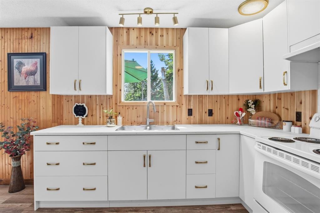 56 Lakeview Avenue, Gull Lake, AB - Indoor Photo Showing Kitchen With Double Sink