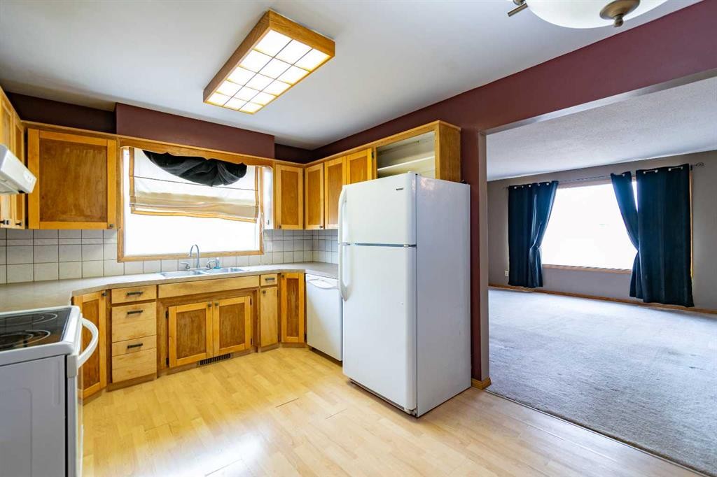 5005 53 Street, Castor, AB - Indoor Photo Showing Kitchen
