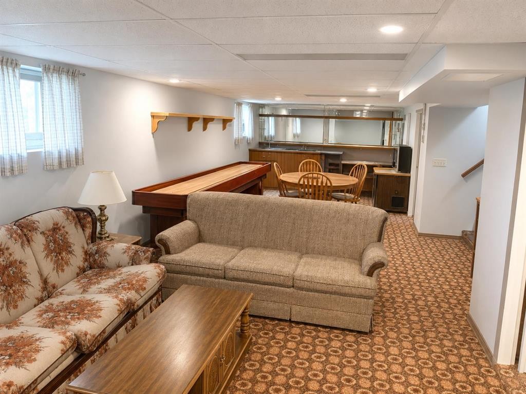 110 Howard Street, Halkirk, AB - Indoor