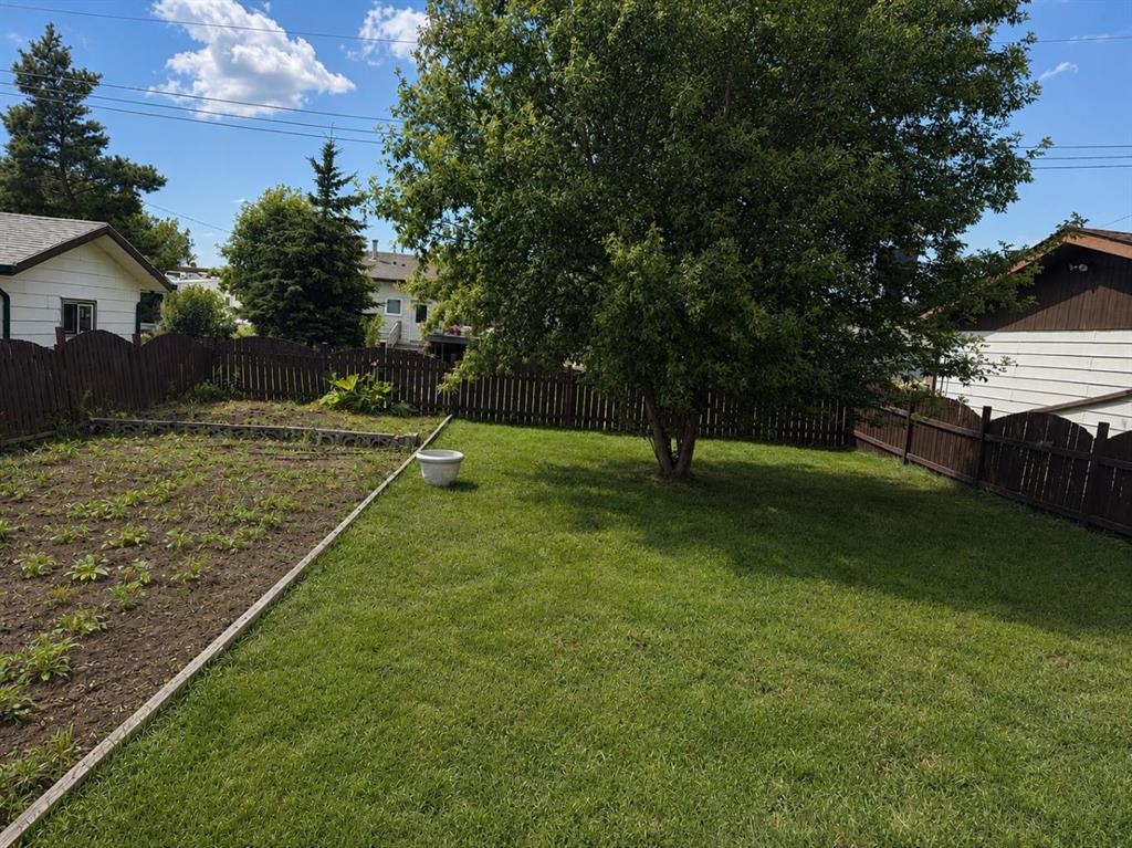 110 Howard Street, Halkirk, AB - Outdoor