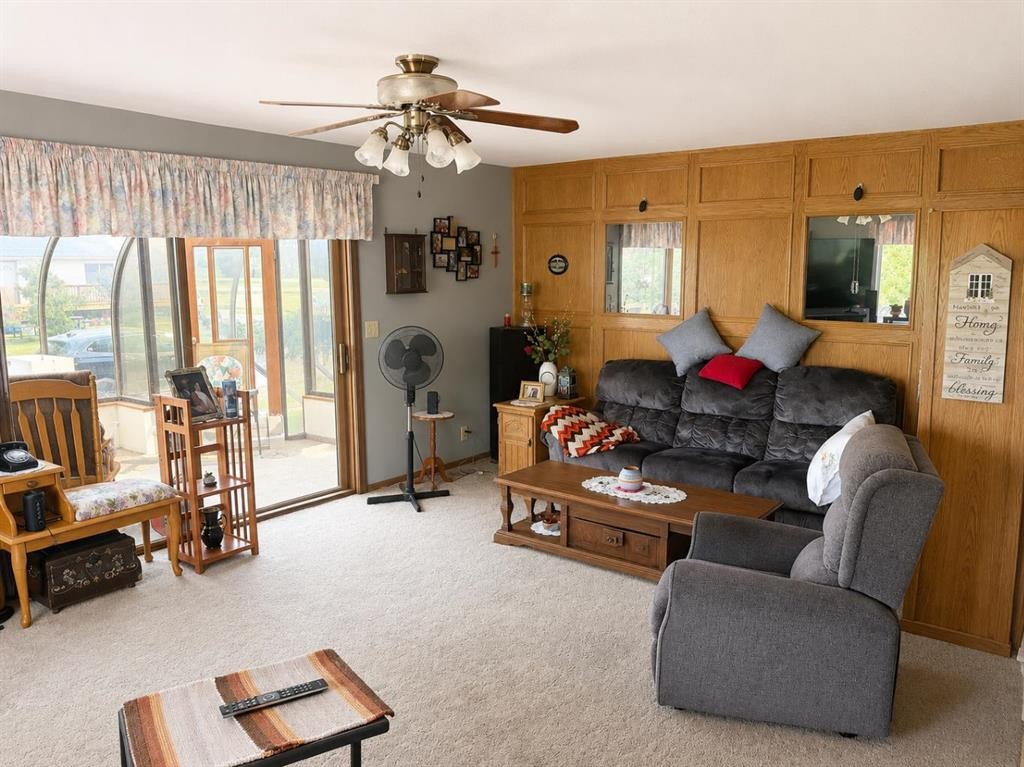 110 Howard Street, Halkirk, AB - Indoor Photo Showing Living Room