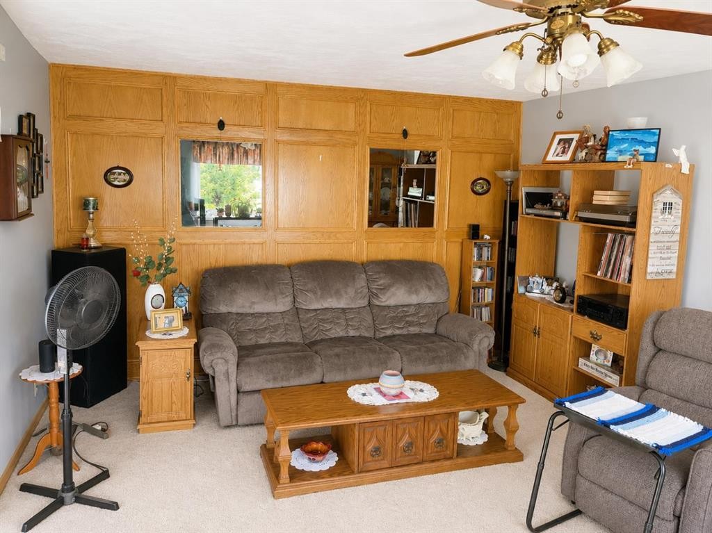 110 Howard Street, Halkirk, AB - Indoor Photo Showing Living Room