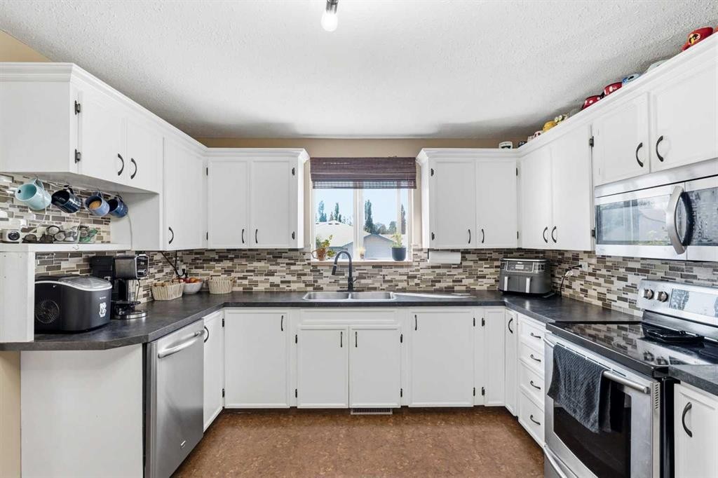 17-829 20 Street, Spruce View, AB - Indoor Photo Showing Kitchen With Double Sink With Upgraded Kitchen