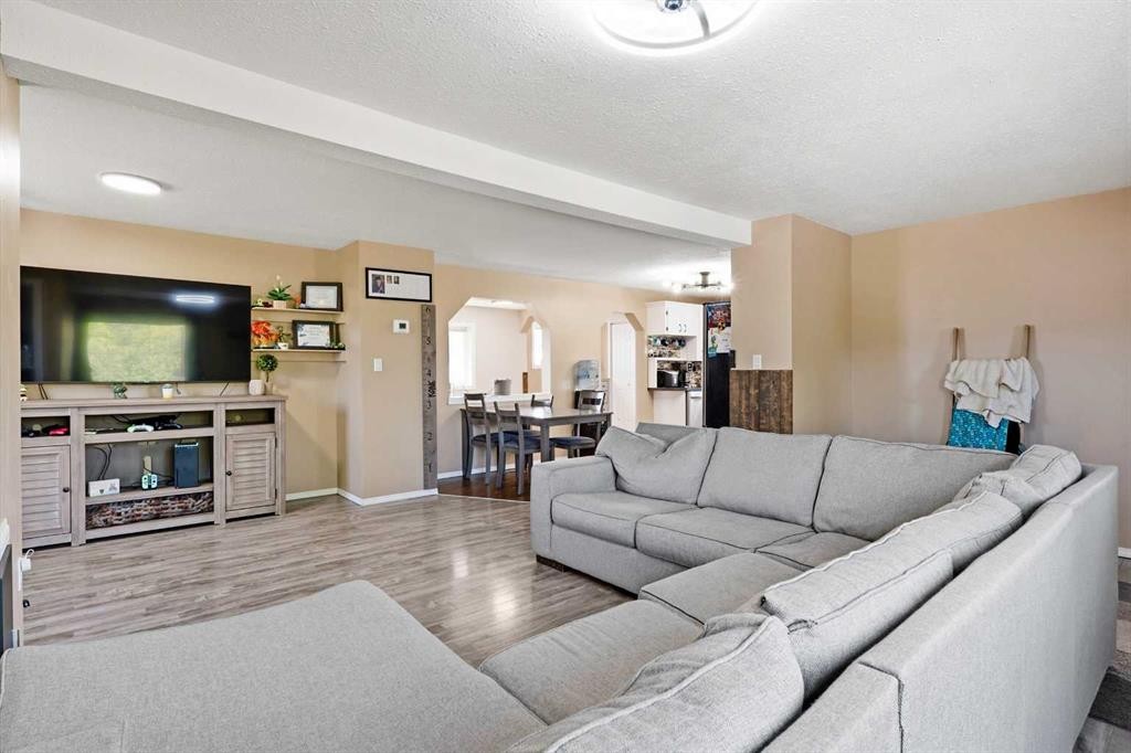 17-829 20 Street, Spruce View, AB - Indoor Photo Showing Living Room