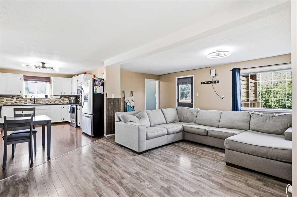 17-829 20 Street, Spruce View, AB - Indoor Photo Showing Living Room