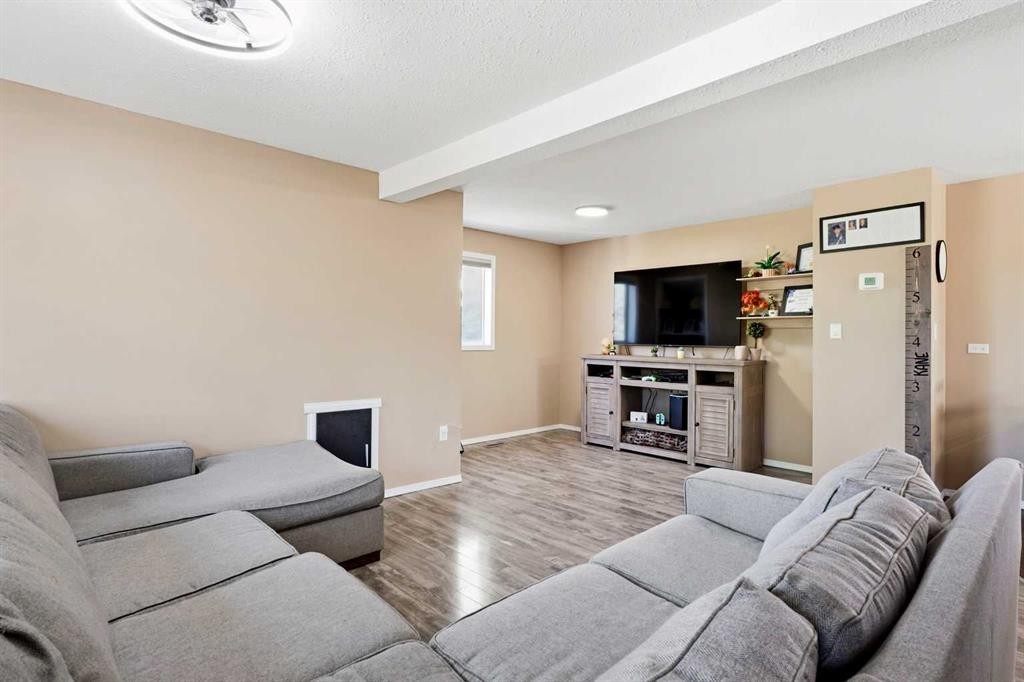 17-829 20 Street, Spruce View, AB - Indoor Photo Showing Living Room