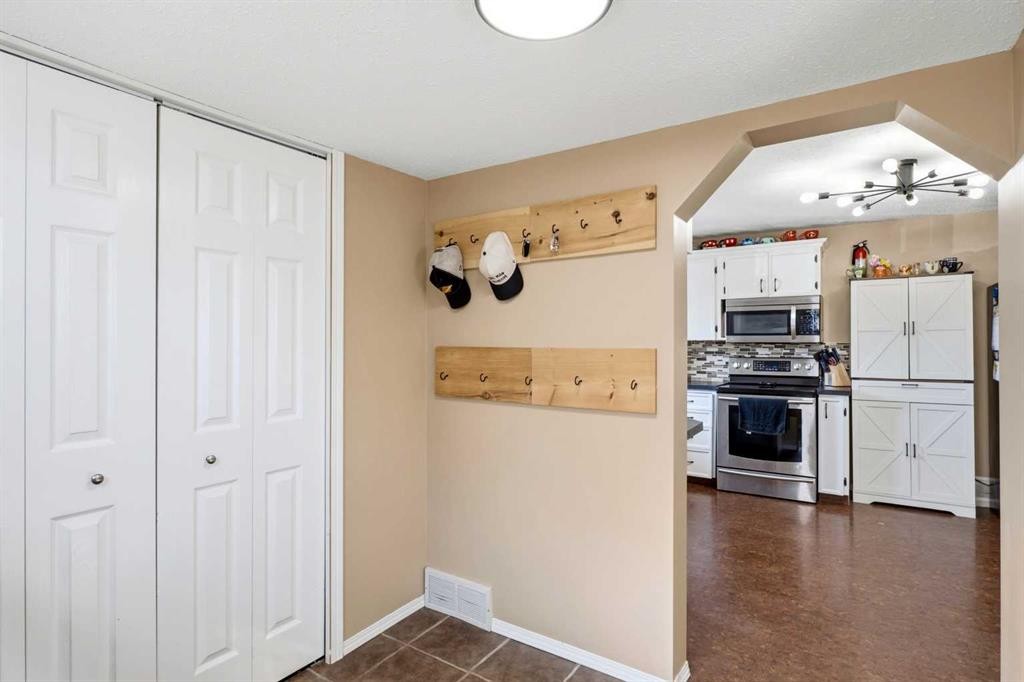 17-829 20 Street, Spruce View, AB - Indoor Photo Showing Kitchen