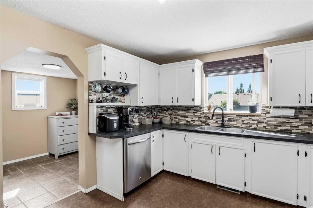 17-829 20 Street, Spruce View, AB - Indoor Photo Showing Kitchen With Double Sink