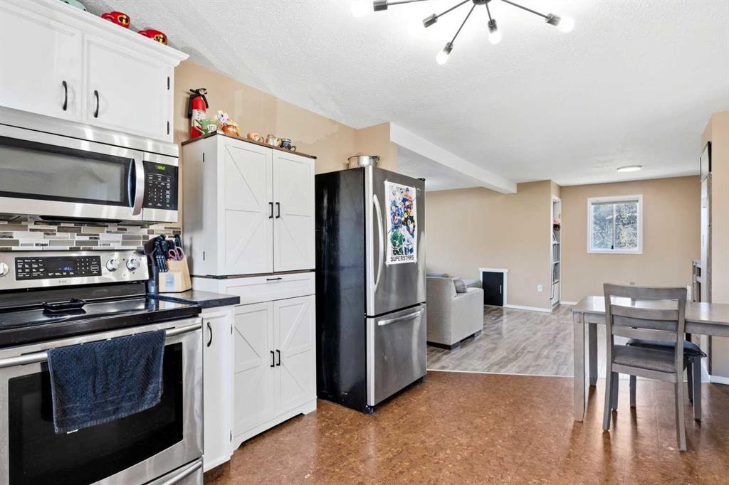 17-829 20 Street, Spruce View, AB - Indoor Photo Showing Kitchen