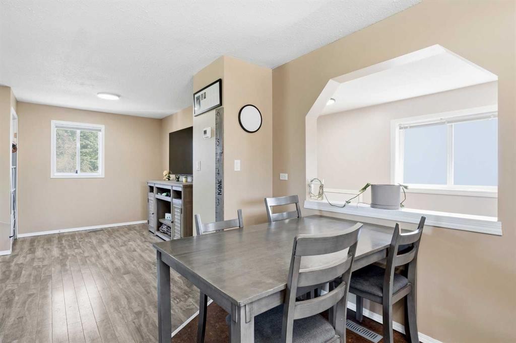 17-829 20 Street, Spruce View, AB - Indoor Photo Showing Dining Room