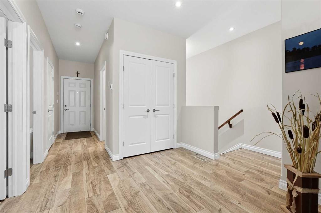 707 Elk Street, Sunbreaker Cove, AB - Indoor Photo Showing Other Room