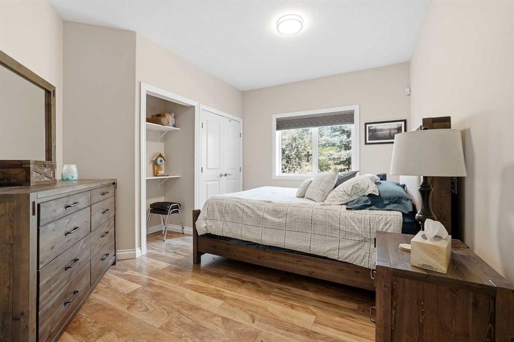 707 Elk Street, Sunbreaker Cove, AB - Indoor Photo Showing Bedroom