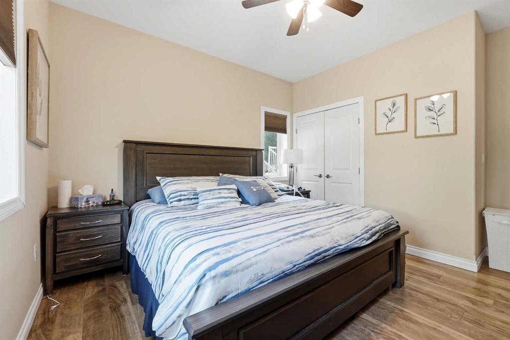 707 Elk Street, Sunbreaker Cove, AB - Indoor Photo Showing Bedroom