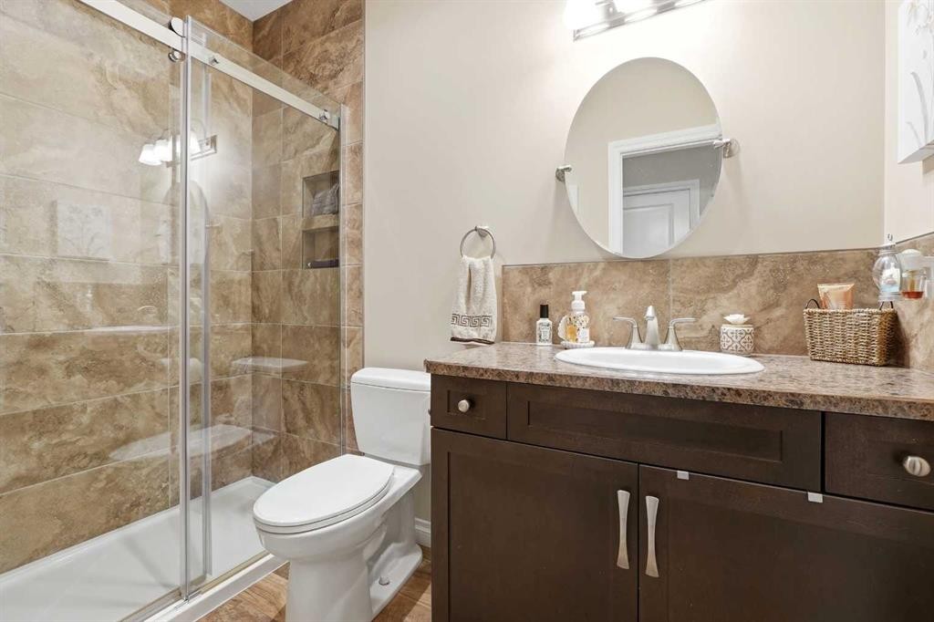 707 Elk Street, Sunbreaker Cove, AB - Indoor Photo Showing Bathroom