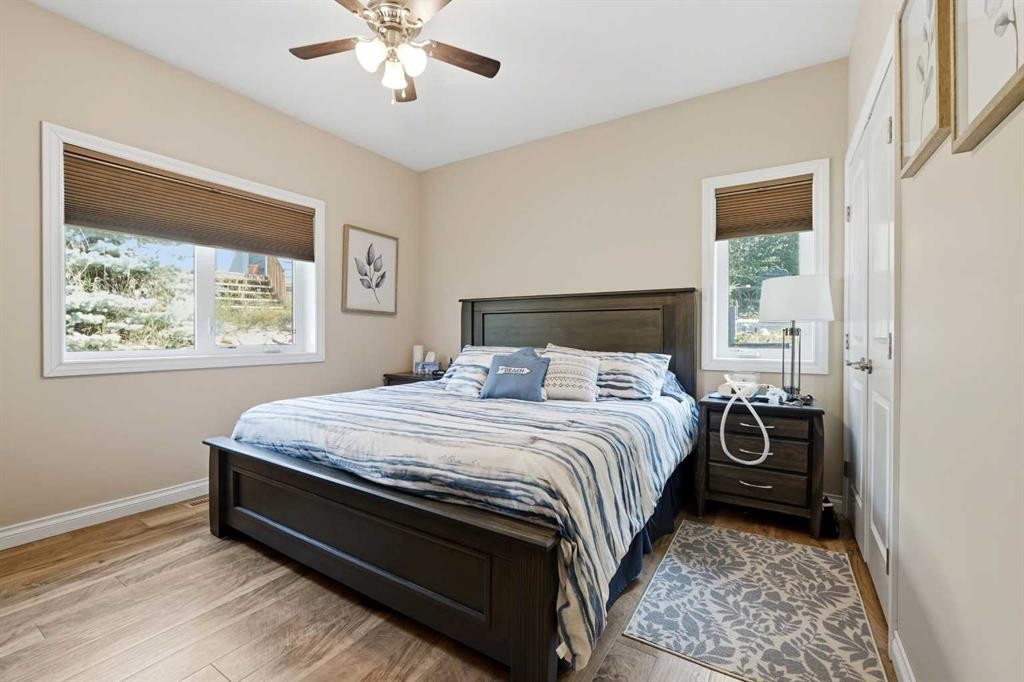 707 Elk Street, Sunbreaker Cove, AB - Indoor Photo Showing Bedroom
