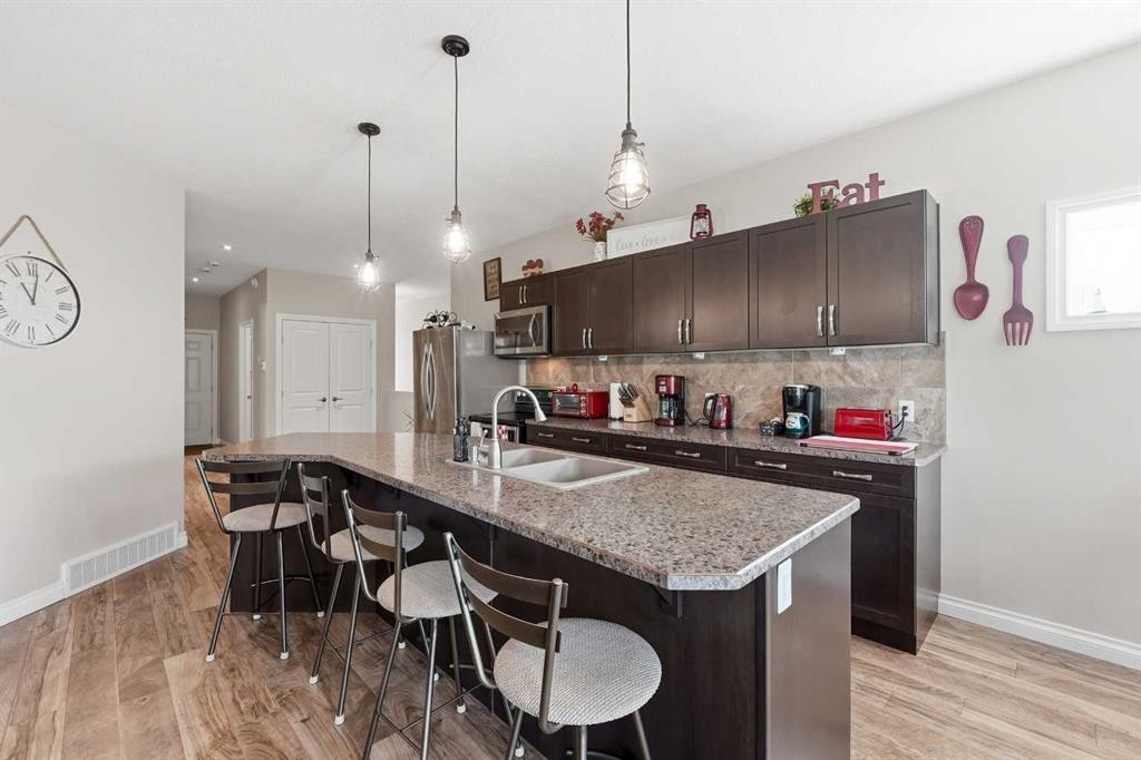 707 Elk Street, Sunbreaker Cove, AB - Indoor Photo Showing Kitchen With Double Sink With Upgraded Kitchen