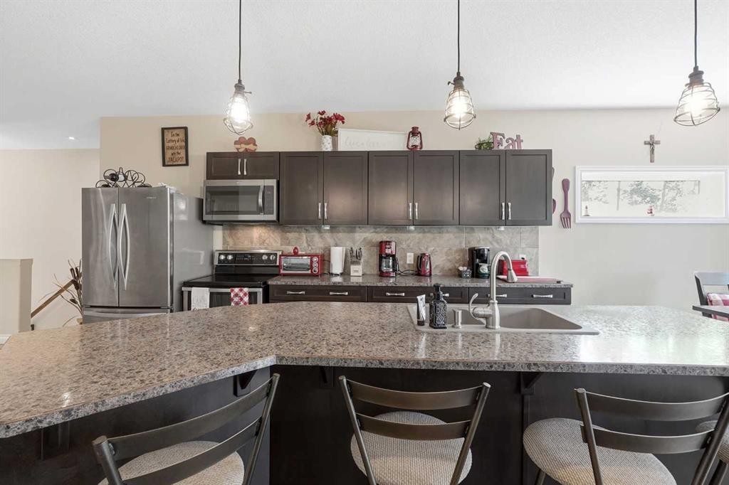 707 Elk Street, Sunbreaker Cove, AB - Indoor Photo Showing Kitchen With Double Sink With Upgraded Kitchen