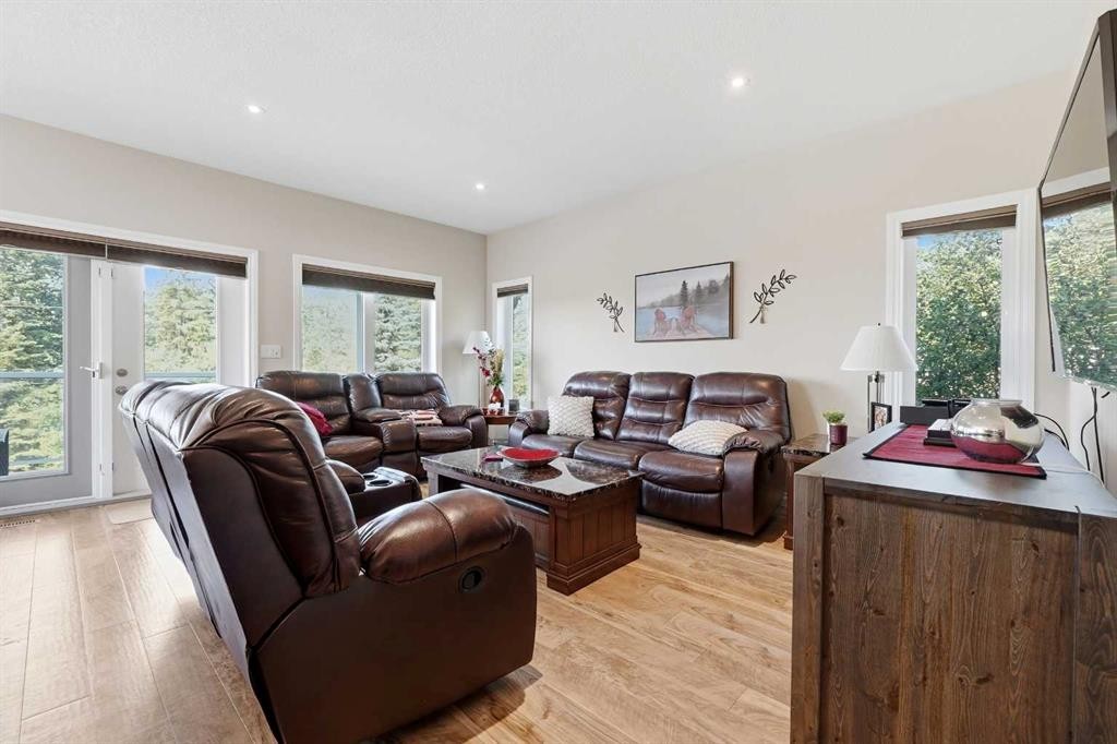 707 Elk Street, Sunbreaker Cove, AB - Indoor Photo Showing Living Room