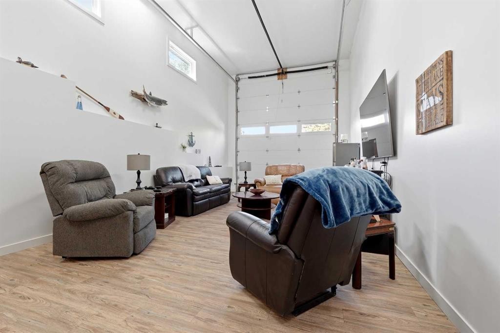 707 Elk Street, Sunbreaker Cove, AB - Indoor Photo Showing Garage