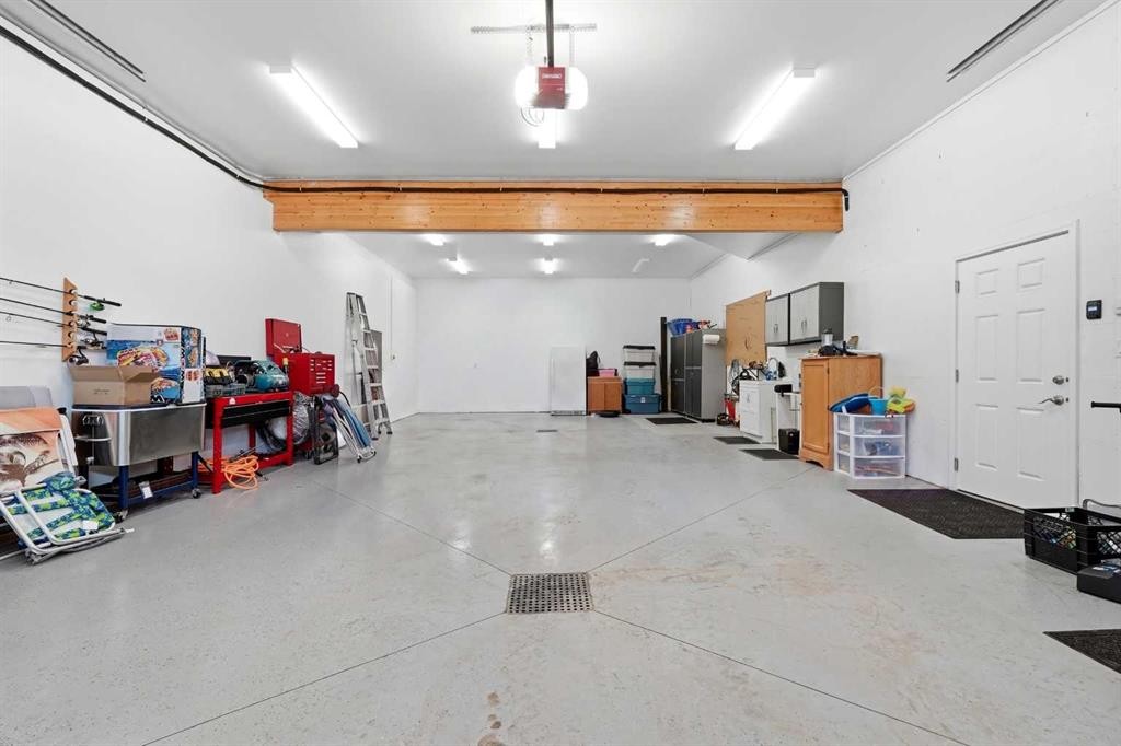 707 Elk Street, Sunbreaker Cove, AB - Indoor Photo Showing Garage