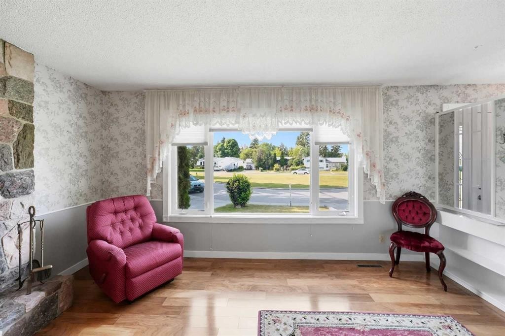 8 Sydney Close, Red Deer, AB - Indoor Photo Showing Living Room