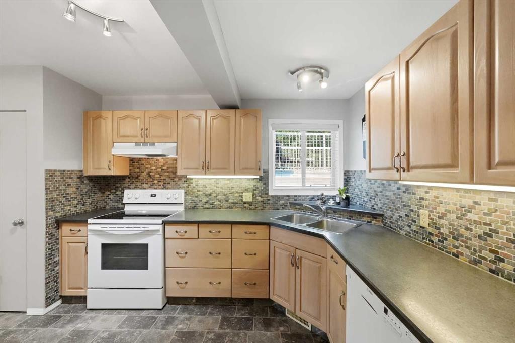 8 Sydney Close, Red Deer, AB - Indoor Photo Showing Kitchen With Double Sink